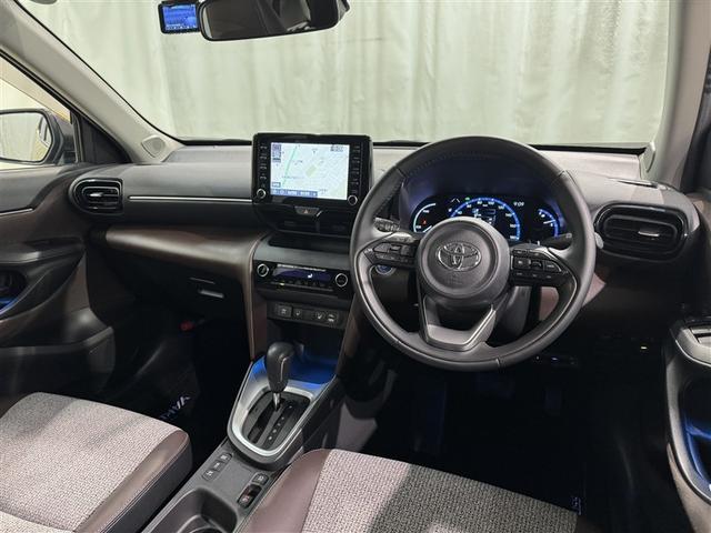 ヤリスクロス ハイブリッドＺ　衝突被害軽減システム　メモリーナビ　フルセグ　バックカメラ　ＥＴＣ　ドラレコ　ミュージックプレイヤー接続可　オートクルーズコントロール　ＬＥＤヘッドランプ　スマートキー　キーレス　ハイブリッド（9枚目）