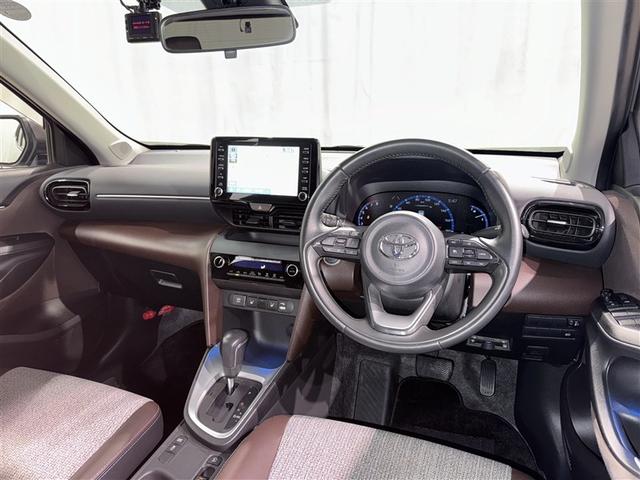 ヤリスクロス Ｚ　衝突被害軽減システム　メモリーナビ　フルセグ　バックカメラ　ＥＴＣ　ドラレコ　ＣＤ　ミュージックプレイヤー接続可　ＤＶＤ再生　電動シート　オートクルーズコントロール　ＬＥＤヘッドランプ　スマートキー（9枚目）