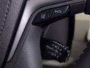 クルーズコントロール機能が付いています。　速度を設定するとアクセルを踏まなくても一定の速度で走ることができます。　　高速道路ではとても便利な装置なんです。