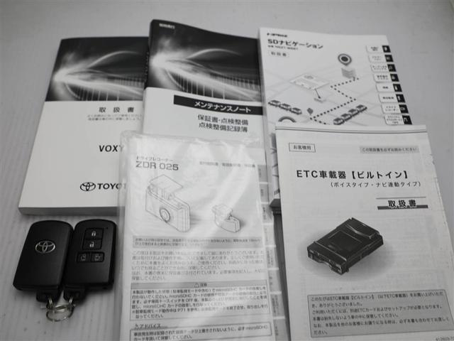 ヴォクシー ＺＳ　煌ＩＩＩ　プリクラッシュ　スマートキ　アイスト　ＤＶＤ再生機能　横滑り防止装置　ナビＴＶ　アルミ　三列シート　ＷＡＣ　盗難防止　オートエアコン　キーレス　ＥＴＣ装備　パワステ　メモリナビ　クルコン　ＡＢＳ（29枚目）