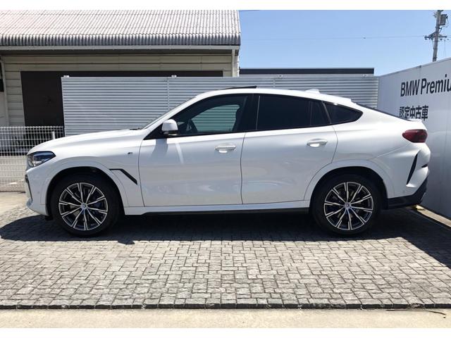 Ｘ６ ｘＤｒｉｖｅ　３５ｄ　Ｍスポーツ　黒革　ｉＤ７　ドライビング・アシスト・プロフェッショナル　パノラマサンルーフ　Ｍ５０周年エンブレム付き　純正ナビ　全周囲カメラ　ＦＲシートヒーター　ＢＭＷライブコクピットプロ　ウッドパネル　２０ＡＷ（8枚目）