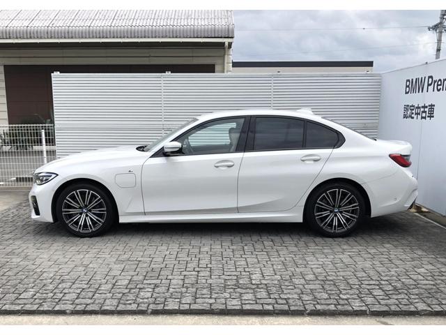 ３３０ｅ　Ｍスポーツ　オイスター革　タイヤ４本新品交換　ドライビング・アシスト・プロフェッショナル　全周囲カメラ　ハーマンカードンサウンド　フルセグ　ウッドパネル　Ｆシートヒーター　ＢＭＷライブコクピットプロ　１８ＡＷ(8枚目)