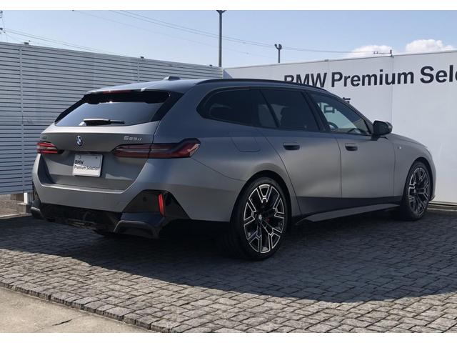 5シリーズ 523d xDriveツーリング Mスポーツ デモカー ヴェカンザ・ブラックシート パノラマサンルーフ 全周囲カメラ アクティブクルーズコントロール ウッドパネル ハーマンカードン 電動Rゲート リアプライバシーガラス FRシートヒータ 20AW(5枚目)