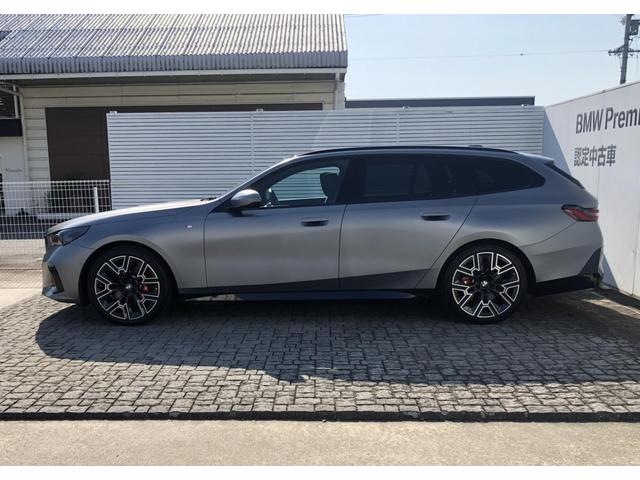 5シリーズ 523d xDriveツーリング Mスポーツ デモカー ヴェカンザ・ブラックシート パノラマサンルーフ 全周囲カメラ アクティブクルーズコントロール ウッドパネル ハーマンカードン 電動Rゲート リアプライバシーガラス FRシートヒータ 20AW(8枚目)