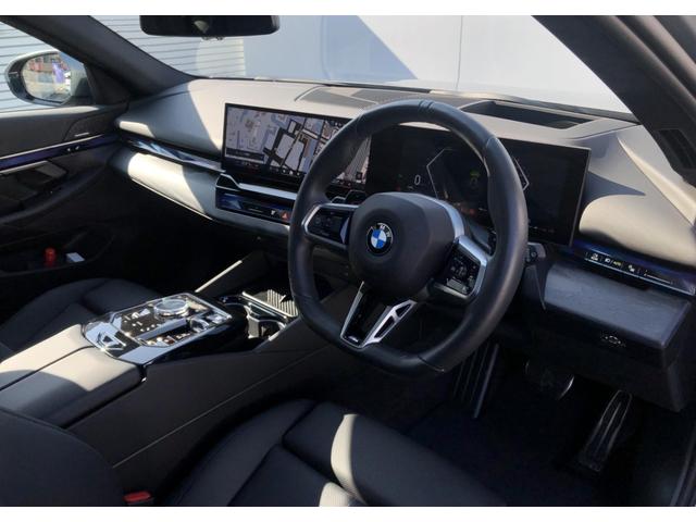 5シリーズ 523d xDriveツーリング Mスポーツ デモカー ヴェカンザ・ブラックシート パノラマサンルーフ 全周囲カメラ アクティブクルーズコントロール ウッドパネル ハーマンカードン 電動Rゲート リアプライバシーガラス FRシートヒータ 20AW(25枚目)