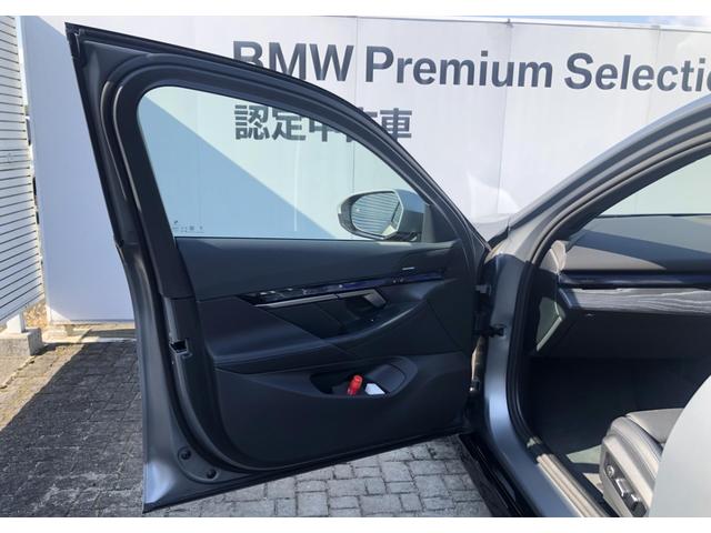 5シリーズ 523d xDriveツーリング Mスポーツ デモカー ヴェカンザ・ブラックシート パノラマサンルーフ 全周囲カメラ アクティブクルーズコントロール ウッドパネル ハーマンカードン 電動Rゲート リアプライバシーガラス FRシートヒータ 20AW(43枚目)