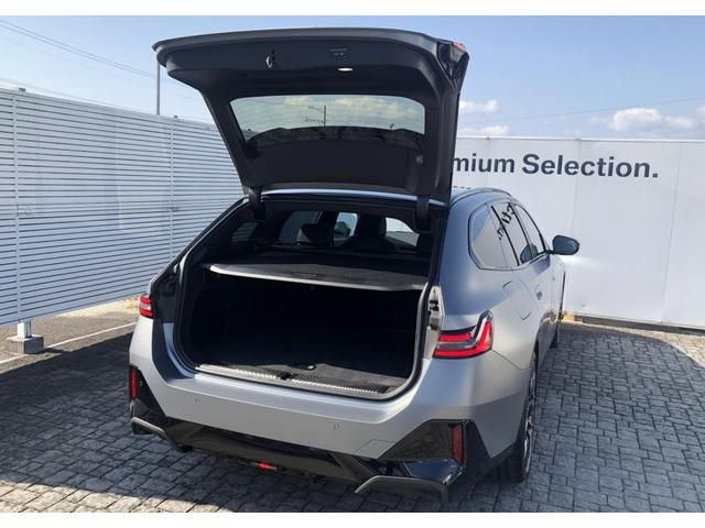 5シリーズ 523d xDriveツーリング Mスポーツ デモカー ヴェカンザ・ブラックシート パノラマサンルーフ 全周囲カメラ アクティブクルーズコントロール ウッドパネル ハーマンカードン 電動Rゲート リアプライバシーガラス FRシートヒータ 20AW(54枚目)