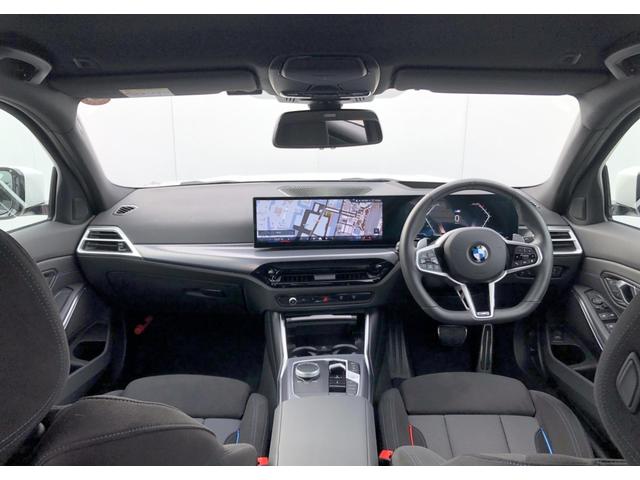 ドライバーが操ることを中心に、考え抜かれたレイアウトなので操作性は秀逸です。ドライバー志向のデザインと素材のクオリティの高さがありつつもシンプルなインテリアにする事で優れた品質を際立たせます。