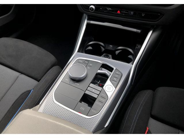 ８速ＡＴがなめらかで正確なギアシフトを実現します。途切れのない加速で、どこまでも伸び上る走りを体感ください！スムーズなギアシフトだけでなく高速走行中の静粛性を高めると共に燃料消費も抑えます。