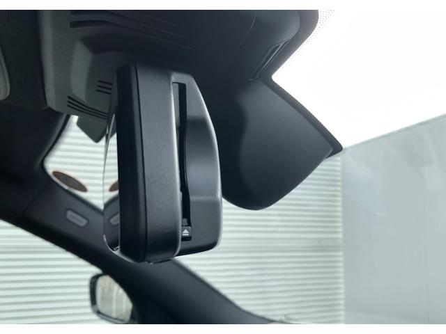 自動防眩機能付きルームミラーはＥＴＣ機能を装備。ＥＴＣカードは側面から挿入でき、見た目にも機能的にも優れています。ＤＳＲＣ対応車載器となり、綿密な交通情報の取得を行いルート案内の精度が向上しました。