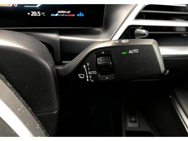 レインセンサーは、雨の強さに合わせてワイパー作動を自動的に制御します。