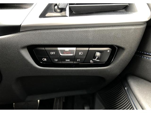 トンネルや夜明け前や日没時、また降水時など、周囲の明るさに合わせて、ロービームが自動的にオン／オフされます。