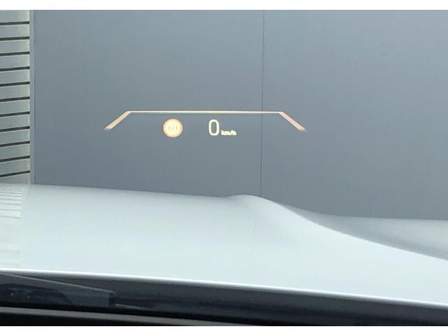 ＢＭＷヘッドアップ・ディスプレイは、現在の車速などのさまざまな情報をドライバーの視野内であるフロント・ウインドーに直接投影し、運転に集中できるようにします。