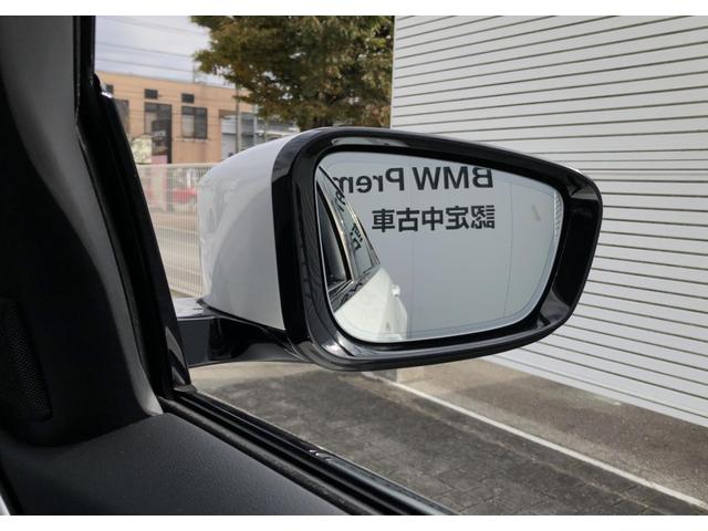 レーンチェンジウォーニングを装備。ドライバーの死角から接近してくる後続車の存在を、ドアミラーに付属する三角形の警告ランプが点滅し、同時にステアリングが振動して警告します。