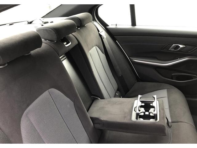 リアシートにはひじ掛けとドリンクホルダーが収納されており便利です。