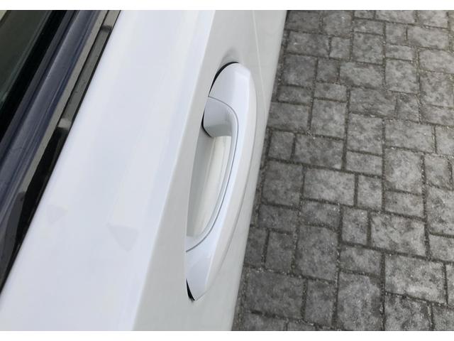 コンフォート・アクセス付きなので、リモート・コントロール・キーをポケットやハンドバッグなどに入れたまま、ドアのロック／ロック解除、さらにエンジンの始動／停止もでき、乗り降り等に便利です。