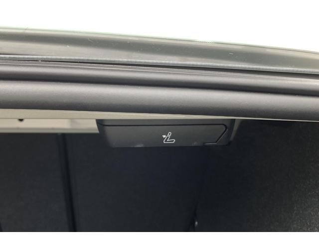 レバーを引くと後方シートを倒すことができます。