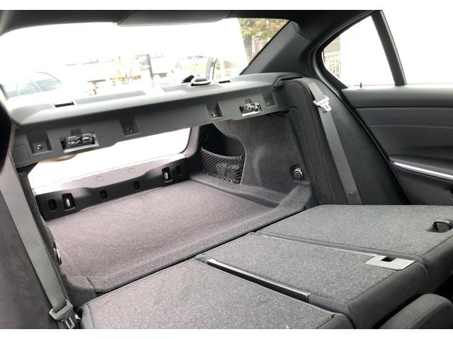 後席シートバックを倒すとフラットで大容量の荷室になります。お荷物の積載量にあわせて自由にシートアレンジして頂けます。長尺な荷物などの積み込みも対応できます。