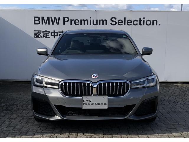 ５シリーズ ５２３ｄ　ｘＤｒｉｖｅ　Ｍスポーツ　黒革　バックカメラ　前後ＰＤＣ　アクティブクルーズコントロール　ウッドパネル　Ｆシートヒータ　電動リアゲート　ＢＭＷ・Ｍ５０周年記念エンブレム　アダプティブＬＥＤヘッドライト　１９ＡＷ（3枚目）