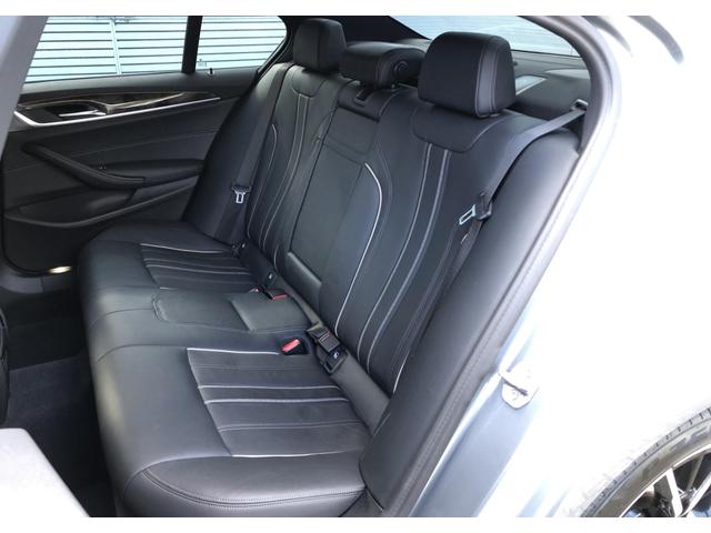 ５シリーズ ５２３ｄ　ｘＤｒｉｖｅ　Ｍスポーツ　黒革　バックカメラ　前後ＰＤＣ　アクティブクルーズコントロール　ウッドパネル　Ｆシートヒータ　電動リアゲート　ＢＭＷ・Ｍ５０周年記念エンブレム　アダプティブＬＥＤヘッドライト　１９ＡＷ（13枚目）