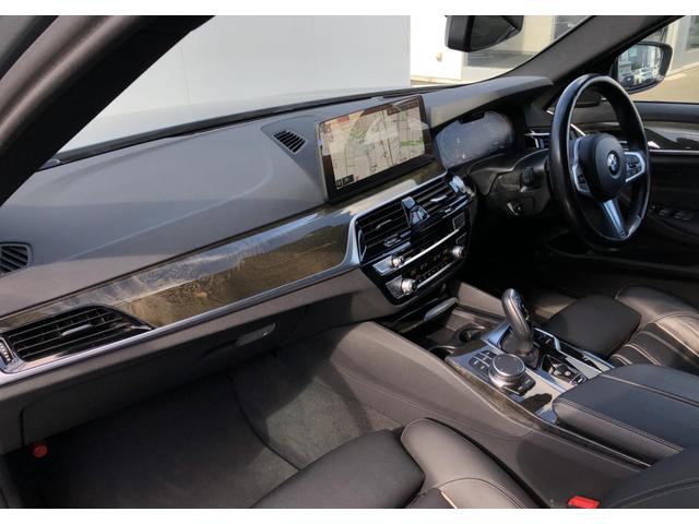 ５シリーズ ５２３ｄ　ｘＤｒｉｖｅ　Ｍスポーツ　黒革　バックカメラ　前後ＰＤＣ　アクティブクルーズコントロール　ウッドパネル　Ｆシートヒータ　電動リアゲート　ＢＭＷ・Ｍ５０周年記念エンブレム　アダプティブＬＥＤヘッドライト　１９ＡＷ（24枚目）