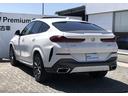 Ｘ６ ｘＤｒｉｖｅ　３５ｄ　Ｍスポーツ　黒革　ｉＤ７　ドライビング・アシスト・プロフェッショナル　パノラマサンルーフ　Ｍ５０周年エンブレム付き　純正ナビ　全周囲カメラ　ＦＲシートヒーター　ＢＭＷライブコクピットプロ　ウッドパネル　２０ＡＷ（6枚目）