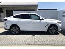 Ｘ６ ｘＤｒｉｖｅ　３５ｄ　Ｍスポーツ　黒革　ｉＤ７　ドライビング・アシスト・プロフェッショナル　パノラマサンルーフ　Ｍ５０周年エンブレム付き　純正ナビ　全周囲カメラ　ＦＲシートヒーター　ＢＭＷライブコクピットプロ　ウッドパネル　２０ＡＷ（7枚目）