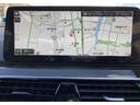 ５２３ｄ　ｘＤｒｉｖｅ　Ｍスポーツ　黒革　バックカメラ　前後ＰＤＣ　アクティブクルーズコントロール　ウッドパネル　Ｆシートヒータ　電動リアゲート　ＢＭＷ・Ｍ５０周年記念エンブレム　アダプティブＬＥＤヘッドライト　１９ＡＷ（18枚目）