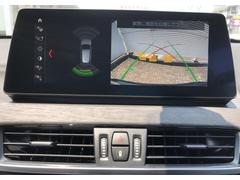 駐車する際は、パーキングヘルプラインと障害物マーク表示機能付のリアビューカメラがスマートな車庫入れをサポートします！障害物との距離を信号音と画面表示でお知らせするので安全かつ正確に駐車できます。 7