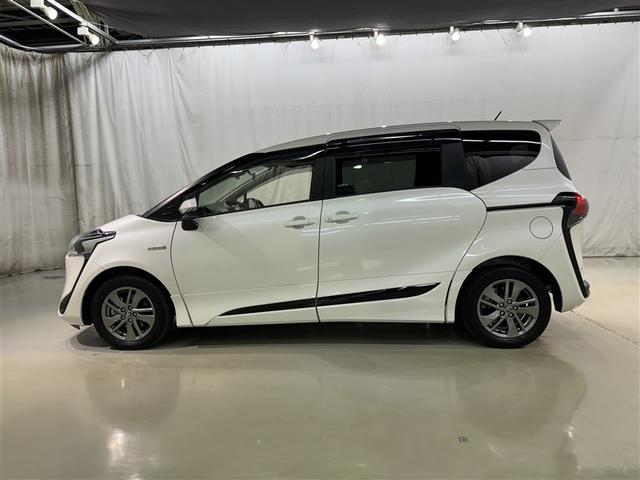 両側パワースライドドア付きだから、狭い駐車スペースなどでの　乗り降りラクラク！小さなお子さまのいるご家庭には嬉しい装備。