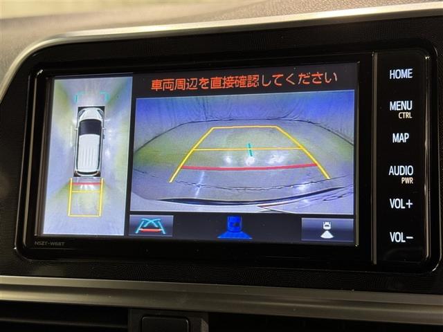 【パノラミックビューモニター】クルマの前後左右に搭載したカメラから取り込んだ画像を合成し、車両を上から見たような画像をディスプレイに表示します。