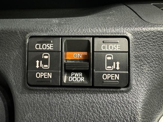 運転席からも操作できる両側パワースライドドア付きです。