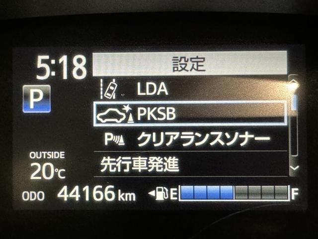 レーンディパーチャーアラートとは車線または走路からの逸脱の可能性を警告すると共に、車線または走路からの逸脱を避けるためのハンドル操作の一部を支援する機能です。詳細は販売店スタッフまでおたずねください。