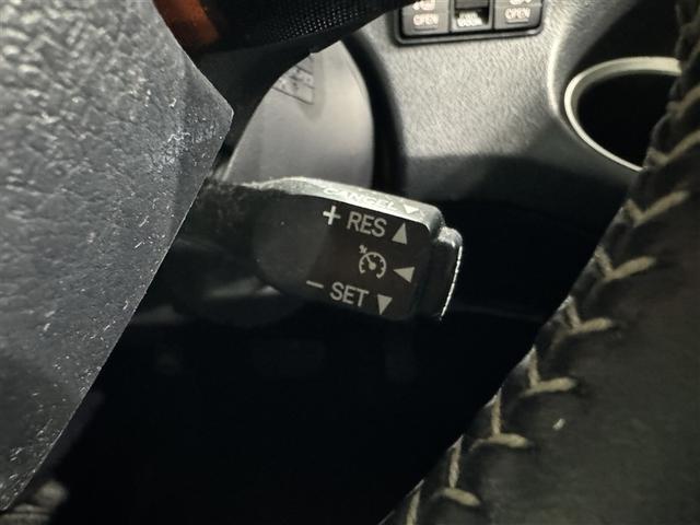 クルーズコントロール機能が付いています。　速度を設定するとアクセルを踏まなくても一定の速度で走ることができます。　　高速道路ではとても便利な装置なんです。