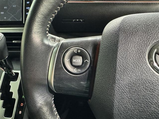 ステアリングスイッチ付き。前方から目を離すことなく操作することが可能です。