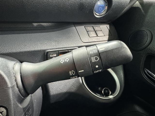 【コンライト】周囲からの光を探知し自動でライトの点灯・消灯を行います。夜間のみならずトンネル走行時も安心して運転ができます。