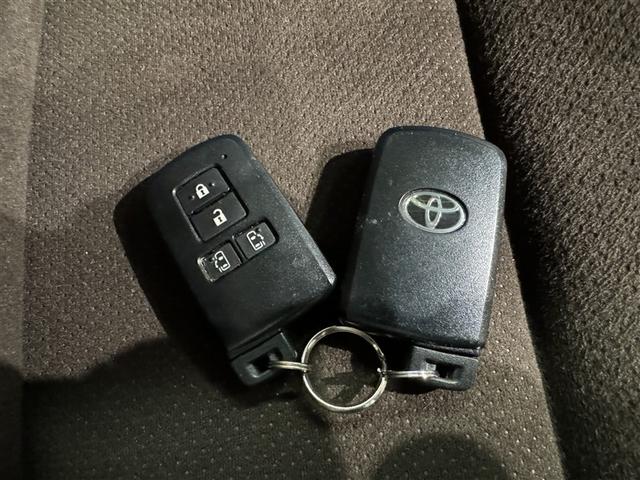 スマートキーをポケットやバッグに携帯していれば、キーを取り出すことなくドアハンドルを握り解錠、ドアハンドルのセンサーに触れるだけで施錠できます。