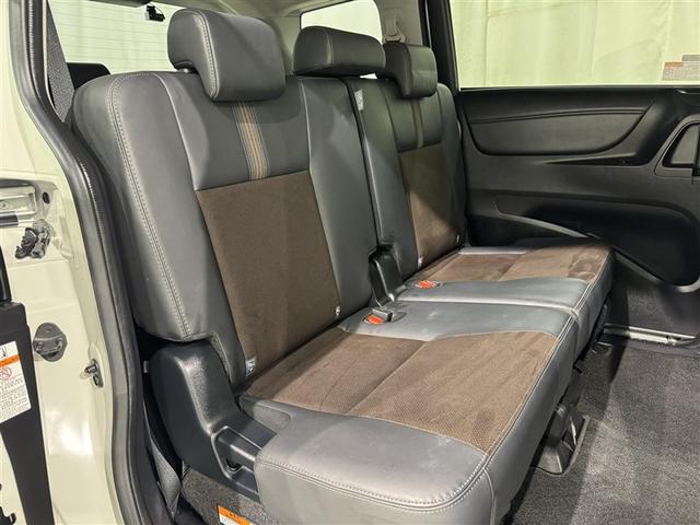 後部座席も当然、綺麗・清潔に仕上げております。内装の綺麗なお車は気持ちが良いですし、コンディションのいい車が多いです。