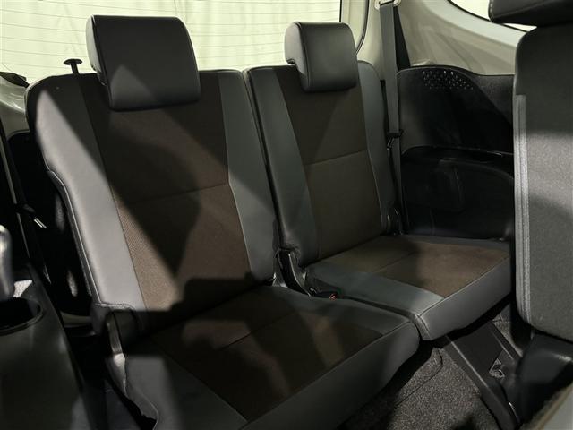 ３列目シートもひろびろとしたスペースを確保しています。大人数でのお出かけもばっちりです！