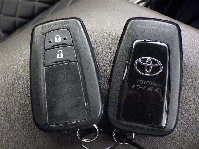 鍵がポケットの中でもドア開閉・エンジンスタートが可能な便利なスマートキーです！