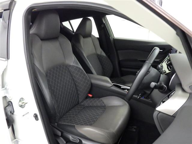 シンプルながら機能性あふれる運転席廻りです。視界性もよく、運転しやすいですよ。