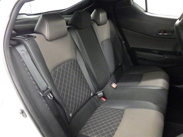 居心地の良い後席空間が乗員に深いくつろぎをもたらします。