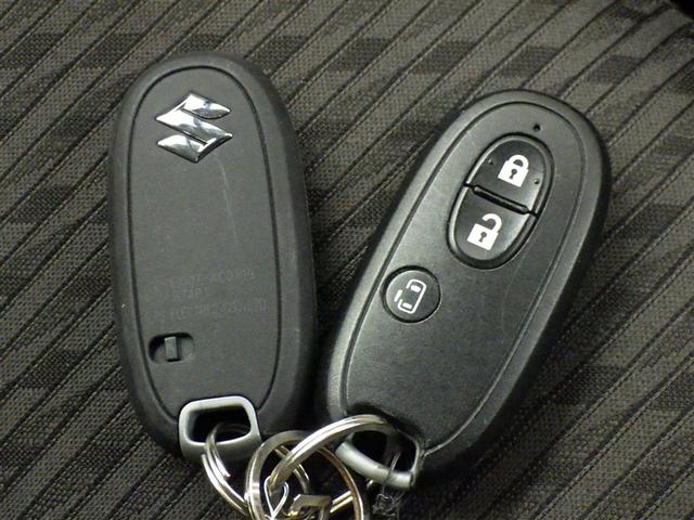 鍵がポケットの中でもドア開閉・エンジンスタートが可能な便利なスマートキーです！