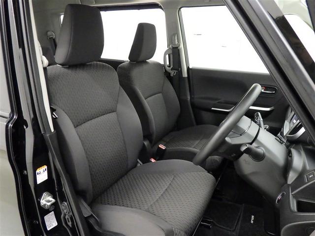 シックな色使いの運転席周りですね。すっきりとしたデザインで上品な色使いです。居心地の良い運転席、長く座ってられるリラックスできるデザインがいいですね。