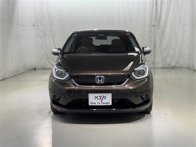 フィット ｅ：ＨＥＶリュクス　衝突被害軽減システム　メモリーナビ　フルセグ　バックカメラ　ＥＴＣ　ドラレコ　ＣＤ　ミュージックプレイヤー接続可　ＤＶＤ再生　オートクルーズコントロール　ＬＥＤヘッドランプ　スマートキー　キーレス（3枚目）