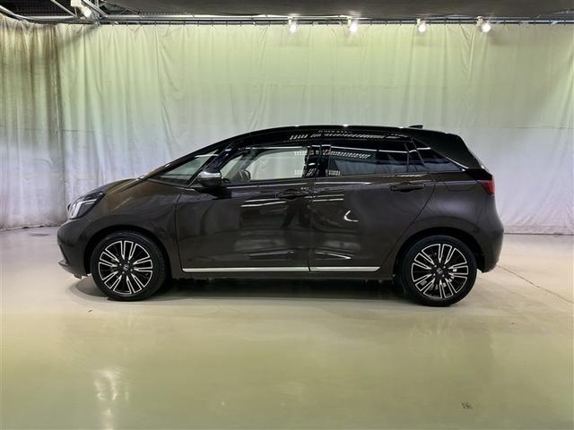 フィット ｅ：ＨＥＶリュクス　衝突被害軽減システム　メモリーナビ　フルセグ　バックカメラ　ＥＴＣ　ドラレコ　ＣＤ　ミュージックプレイヤー接続可　ＤＶＤ再生　オートクルーズコントロール　ＬＥＤヘッドランプ　スマートキー　キーレス（4枚目）