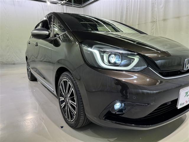 フィット ｅ：ＨＥＶリュクス　衝突被害軽減システム　メモリーナビ　フルセグ　バックカメラ　ＥＴＣ　ドラレコ　ＣＤ　ミュージックプレイヤー接続可　ＤＶＤ再生　オートクルーズコントロール　ＬＥＤヘッドランプ　スマートキー　キーレス（7枚目）