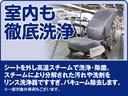 シートを外し高温スチームで洗浄・除菌。スチームにより分解された汚れや洗剤をリンス洗浄器ですすぎバキューム除去します。