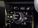 オートエアコン付きなので一度、気温を設定すれば自動的に過ごし易い温度に調整してくれますよ。　車内をいつでも快適空間にしてくれます。
