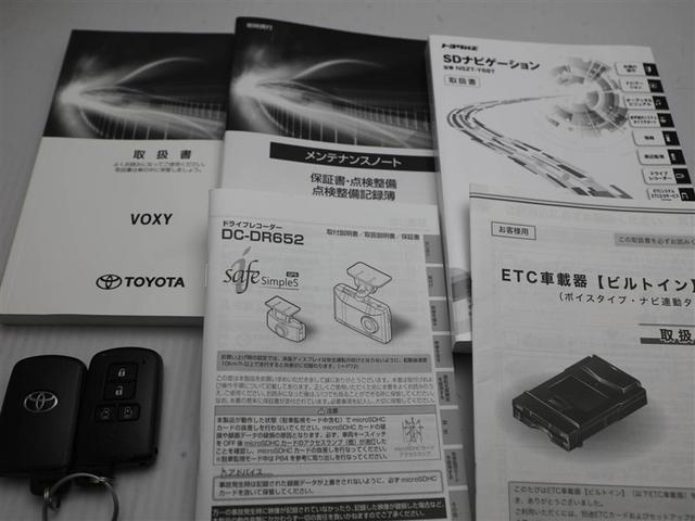 ヴォクシー ZS 煌III プリクラッシュ スマートキ アイスト DVD再生機能 横滑り防止装置 ナビTV アルミ 三列シート WAC 盗難防止 オートエアコン キーレス ETC装備 パワステ メモリナビ クルコン ABS(30枚目)